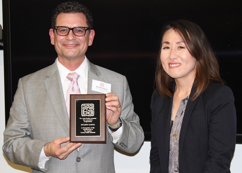 Ricardo Garcia holding the APABA Trailblazer-in-the-Law Award next to APABA board member Jane Tanimura.